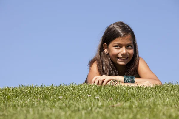 Jonge kind op het gras — Stockfoto