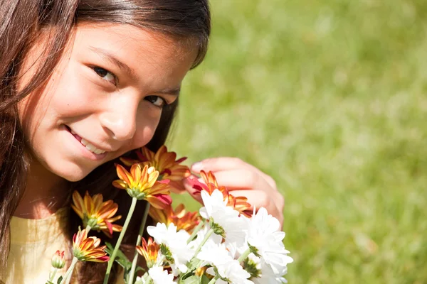 Criança desfrutando de suas flores frescas — Fotografia de Stock