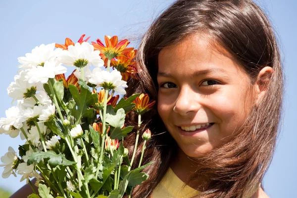Taze çiçekler ile küçük bir çocuk — Stok fotoğraf