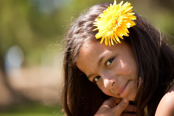 Barn med en blomma i huvudet — Stockfoto