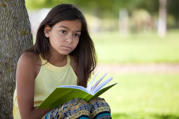 Kinder lesen ein Buch — Stockfoto