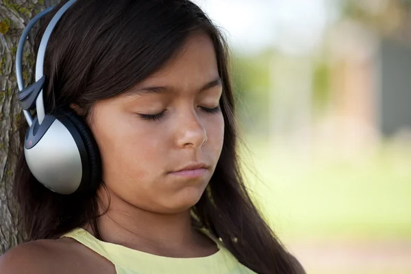年轻的孩子听音乐 — 图库照片