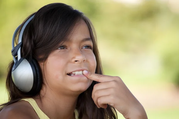 Μικρό παιδί, ακούγοντας μουσική — Φωτογραφία Αρχείου