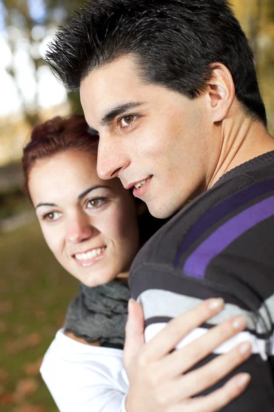 Amor y afecto entre una pareja joven —  Fotos de Stock