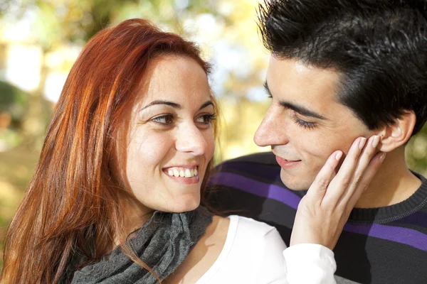 Amor y afecto entre una pareja joven —  Fotos de Stock