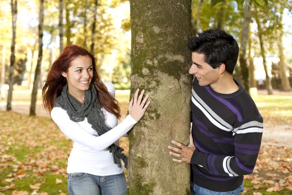Mladý pár se baví v parku — Stock fotografie