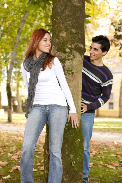 Junges Paar hat Spaß im Park — Stockfoto