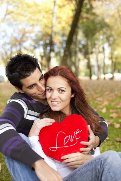 Lásky a náklonnosti mezi mladý pár — Stock fotografie