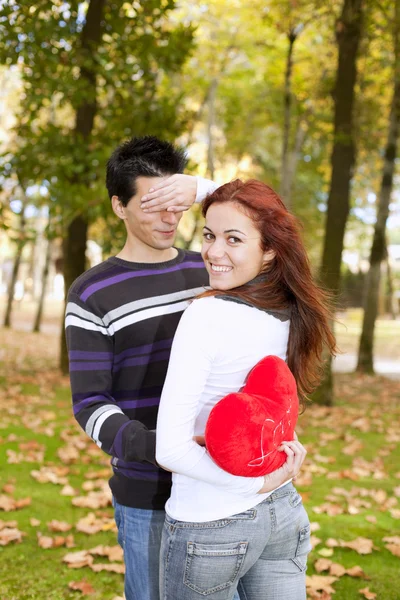 Genç çift kutluyor Sevgililer günü — Stok fotoğraf