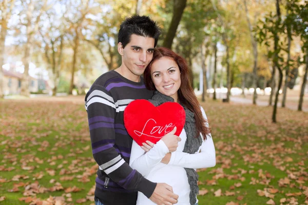 Amore e affetto tra una giovane coppia — Foto Stock