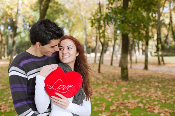 Liebe und Zuneigung zwischen einem jungen Paar — Stockfoto