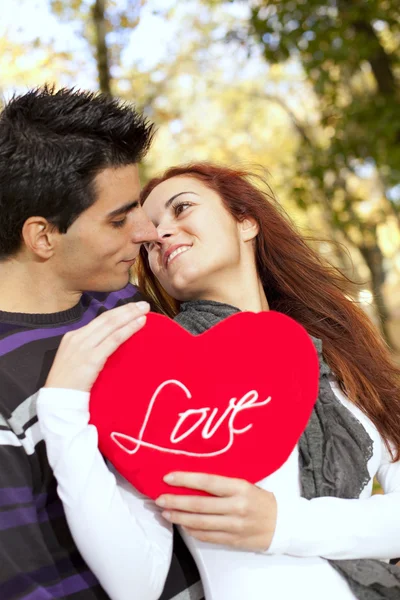 Miłość i uczucia między młodą parą — Zdjęcie stockowe