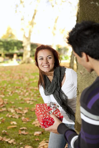 Casal se divertindo no parque — Fotografia de Stock