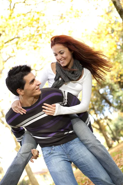 Mladý pár se baví v parku — Stock fotografie