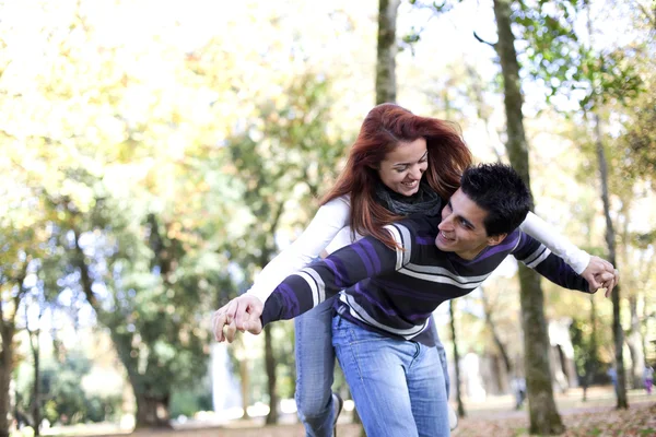 Jovem casal se divertindo no parque — Fotografia de Stock
