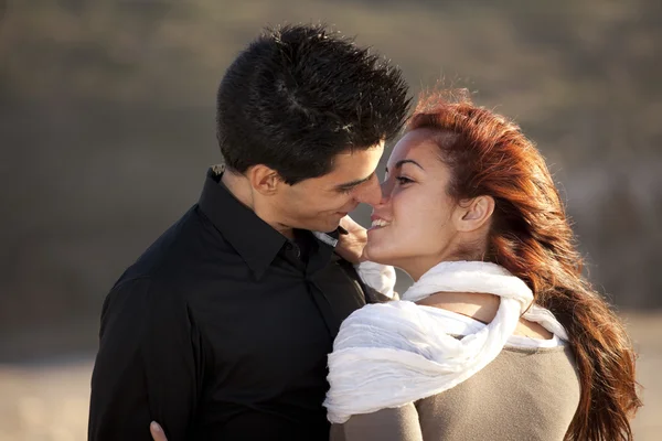 Amor e carinho entre um jovem casal — Fotografia de Stock