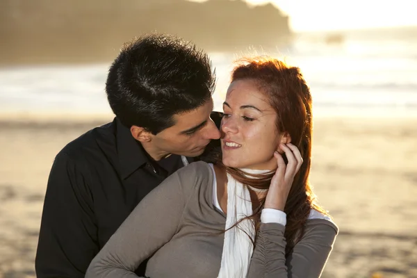 Amor e carinho entre um jovem casal — Fotografia de Stock