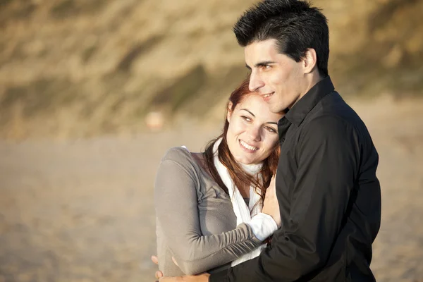 Kärlek och ömhet mellan ett ungt par — Stockfoto