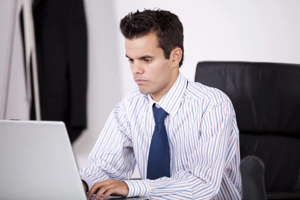 Empresário trabalhando em seu laptop — Fotografia de Stock