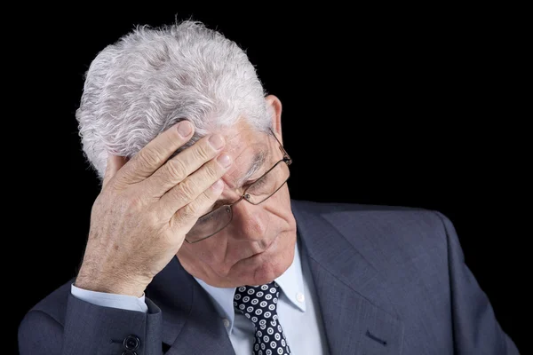 Dolor de cabeza en un hombre de negocios senior — Foto de Stock
