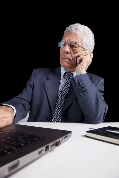 Старший бізнесмен розмовляє по мобільному телефону — стокове фото