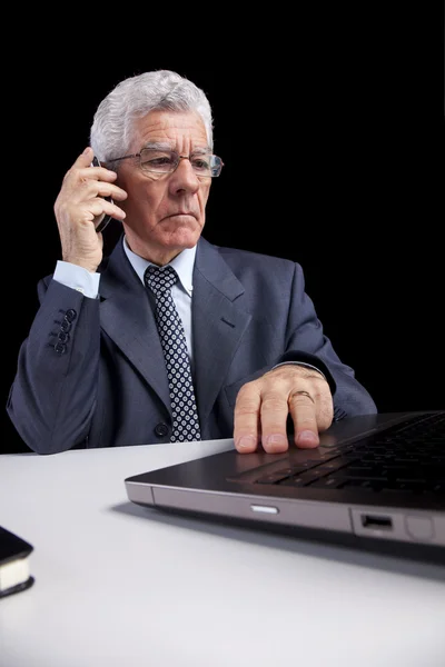 Homme d'affaires senior parlant au téléphone portable — Photo