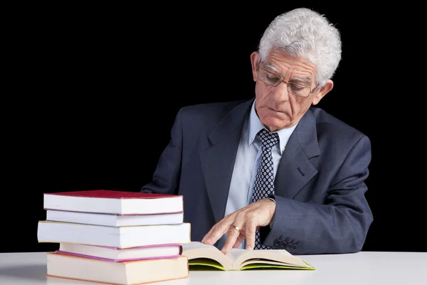 Vedoucí učitel čtení knihy — Stock fotografie