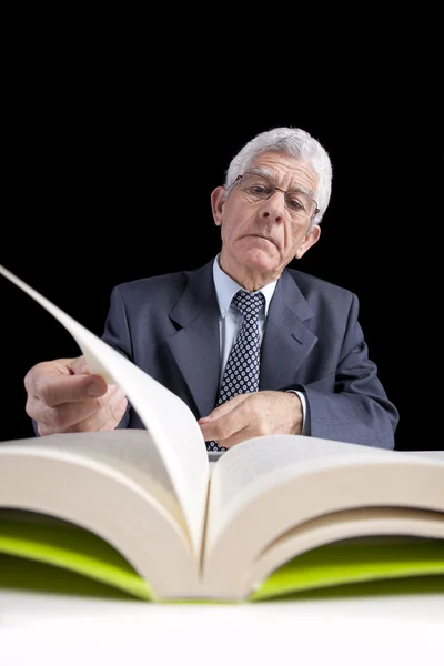 Старший бизнесмен читает книгу — стоковое фото