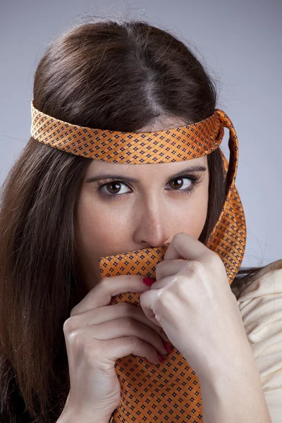 Kvinna hidding bakom en halsduk — Stockfoto