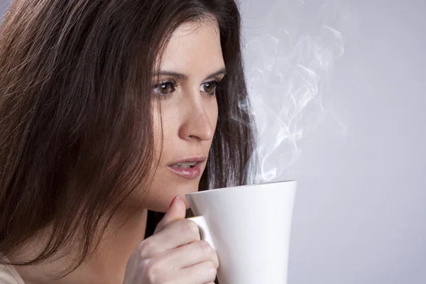 Женщина пьет горячий напиток — стоковое фото
