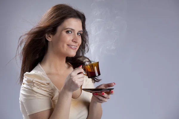 Kobieta picia gorących napojów — Zdjęcie stockowe