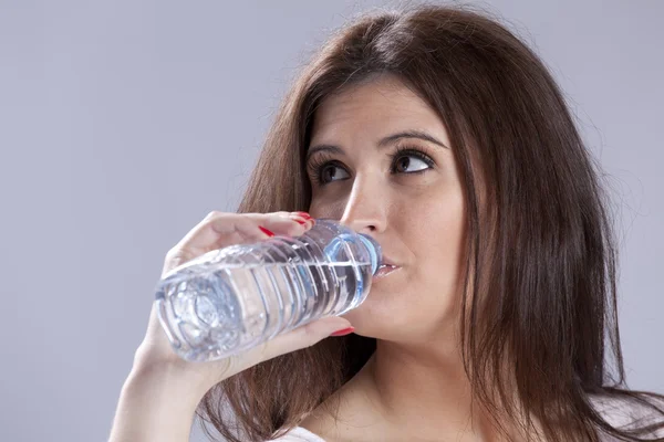 Donna acqua potabile — Foto Stock