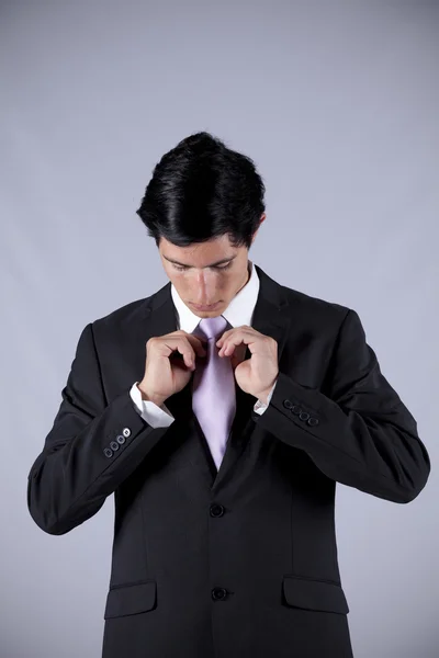 Бізнесмен зав'язує свою краватку — стокове фото