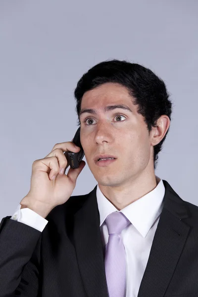 Бизнесмен разговаривает по сотовому телефону — стоковое фото