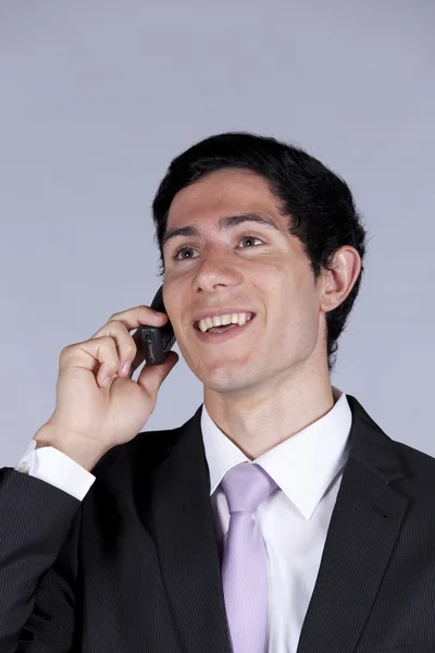 Homme d'affaires parlant sur le cellulaire — Photo