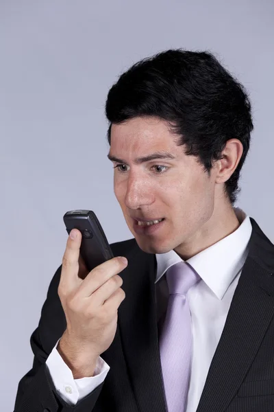 Бизнесмен разговаривает по сотовому телефону — стоковое фото