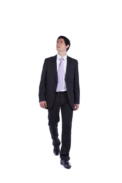 Uomo d'affari che cammina e alza lo sguardo — Foto Stock
