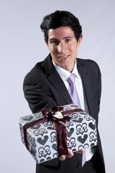 Бизнесмен с подарочным пакетом — стоковое фото