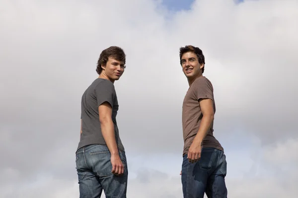 Dos adolescentes mirando hacia atrás — Foto de Stock