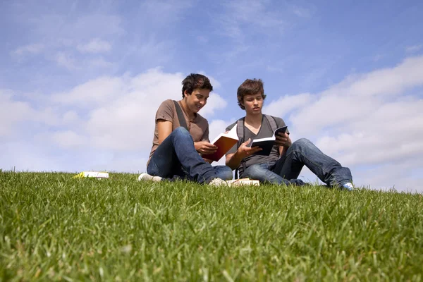 Studiando in outdoor — Foto Stock