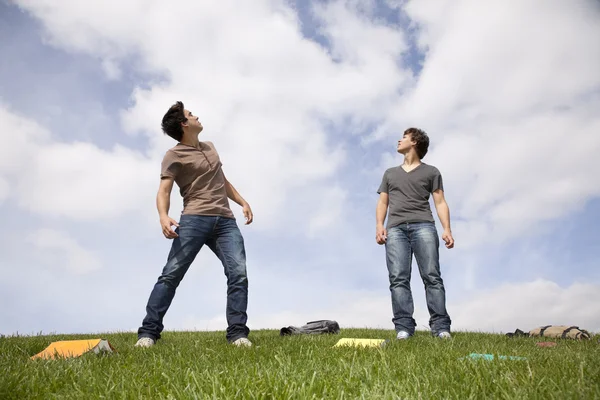 Teenager students outside looking up to the sky — Stock Photo, Image