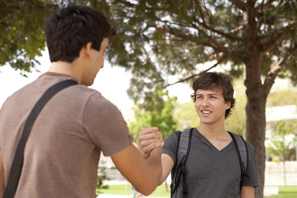 Studentské handshake — Stock fotografie