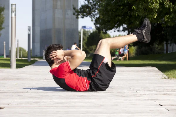 Atleta hombre haciendo abdominales — Foto de Stock