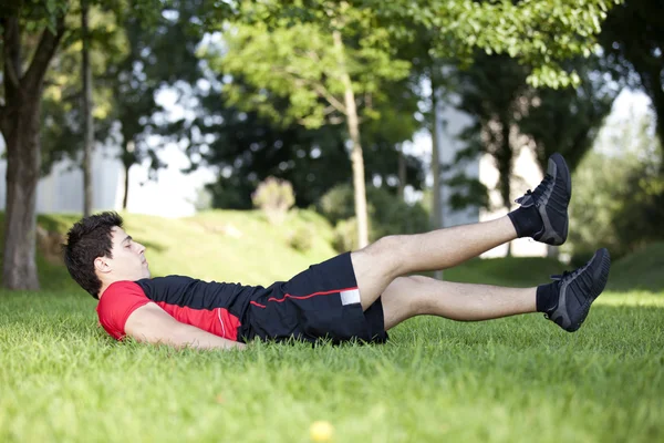 Atleta homem fazendo abdominais — Fotografia de Stock