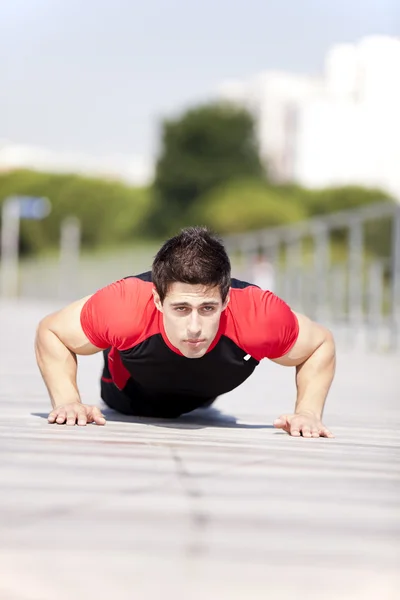 Αθλητής άνθρωπος κάνει pushups — Φωτογραφία Αρχείου