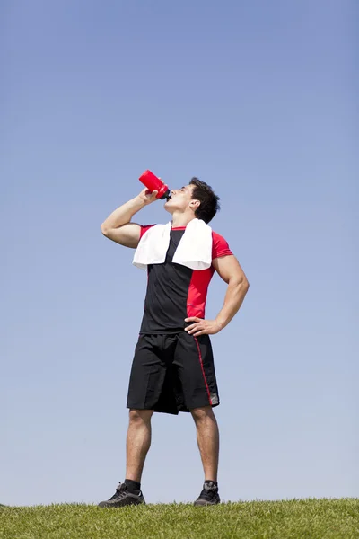 Homem refrescante após o exercício — Fotografia de Stock