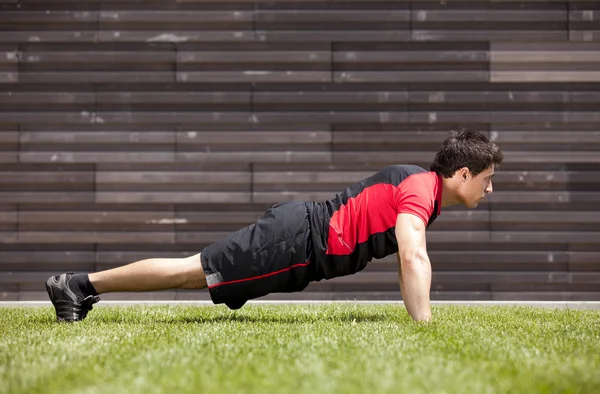 Atleta hombre haciendo flexiones — Foto de Stock