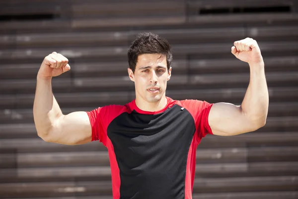 Atleta mostrando seus músculos — Fotografia de Stock