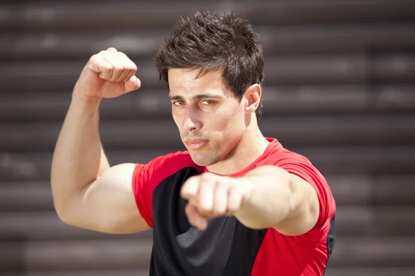 Sportler zeigt seine Muskeln — Stockfoto