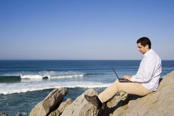Werken met de laptop op het strand — Stockfoto